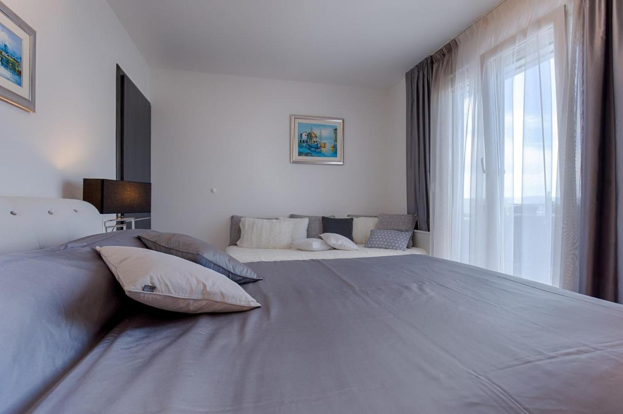 Holiday House Queens With Sea View Selce Exterior photo