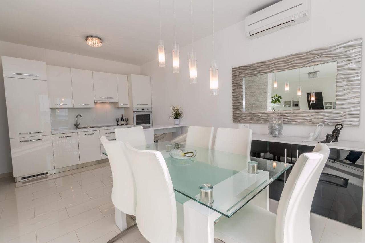Holiday House Queens With Sea View Selce Exterior photo