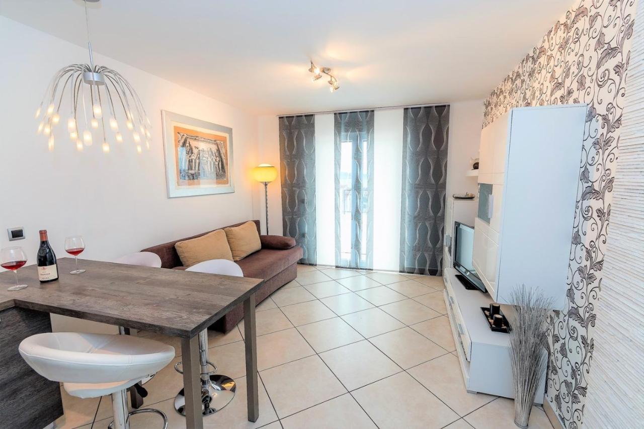 Holiday House Queens With Sea View Selce Exterior photo