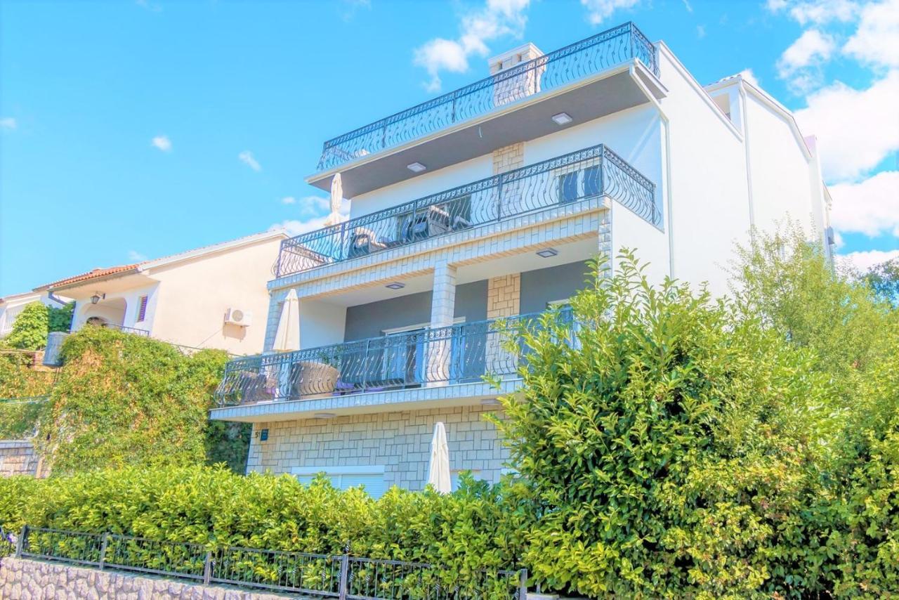 Holiday House Queens With Sea View Selce Exterior photo