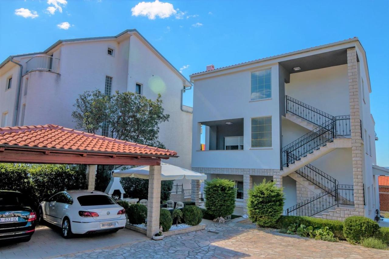 Holiday House Queens With Sea View Selce Exterior photo