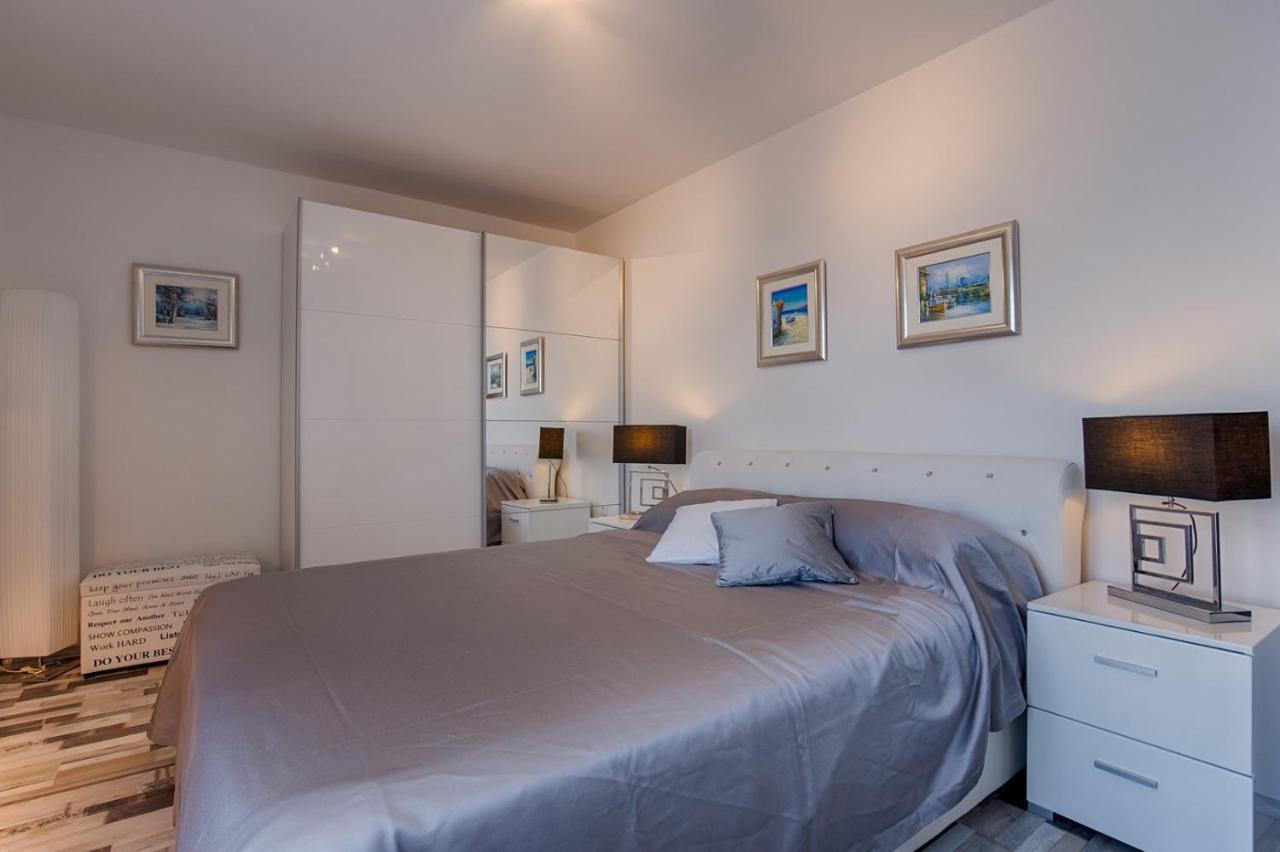 Holiday House Queens With Sea View Selce Exterior photo