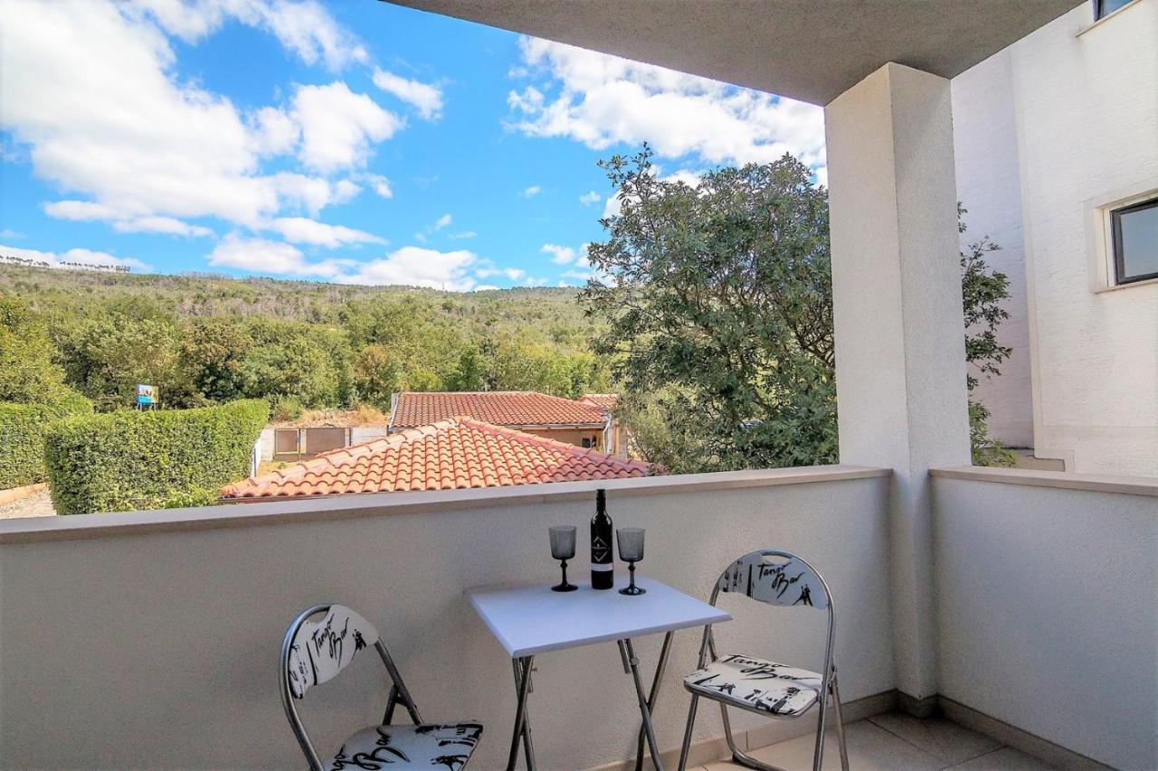 Holiday House Queens With Sea View Selce Exterior photo